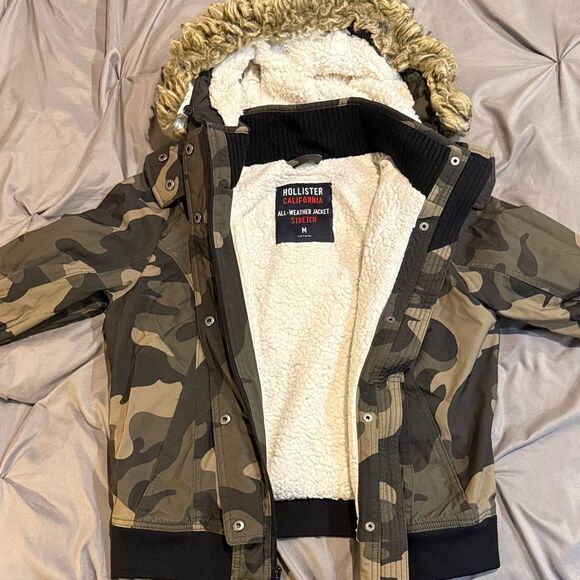 Hollister Camouflage All Weather  Jacket with Stretch with Faux Fur Hood. Size M - Picture 6 of 8